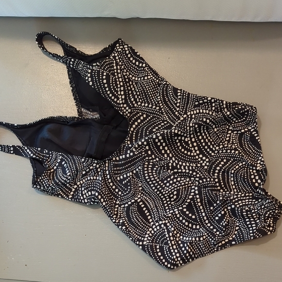 Miraclesuit Black‎ and White One Piece Swimsuit - Picture 3 of 7